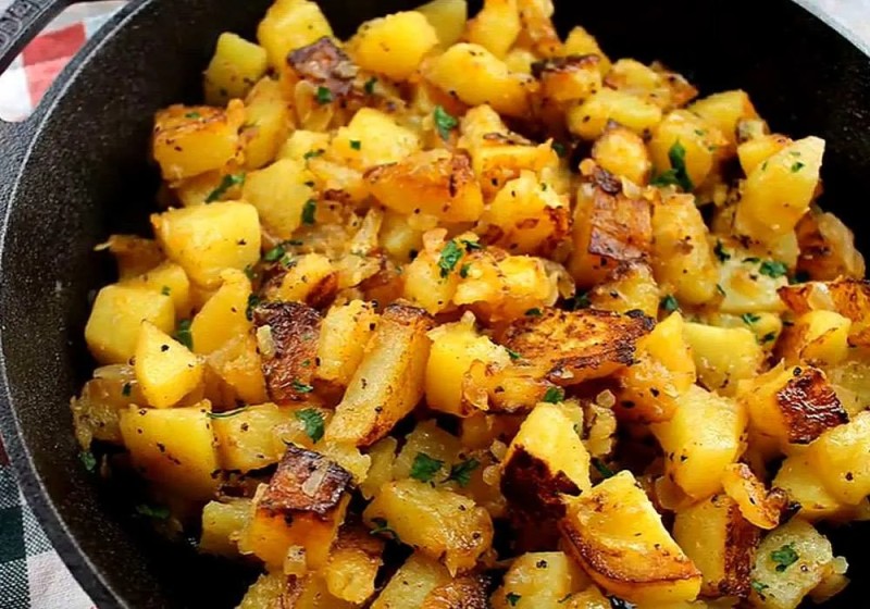Создать мем: жареная картошка с салом, картошка на сковороде, блюдо из картошки