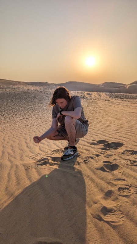 Создать мем: женщина, ноги, дюна в пустыне