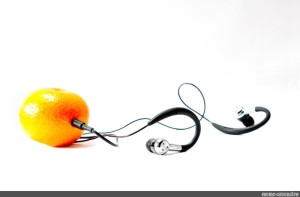 Создать мем: apple headphones, наушники, апельсин в наушниках