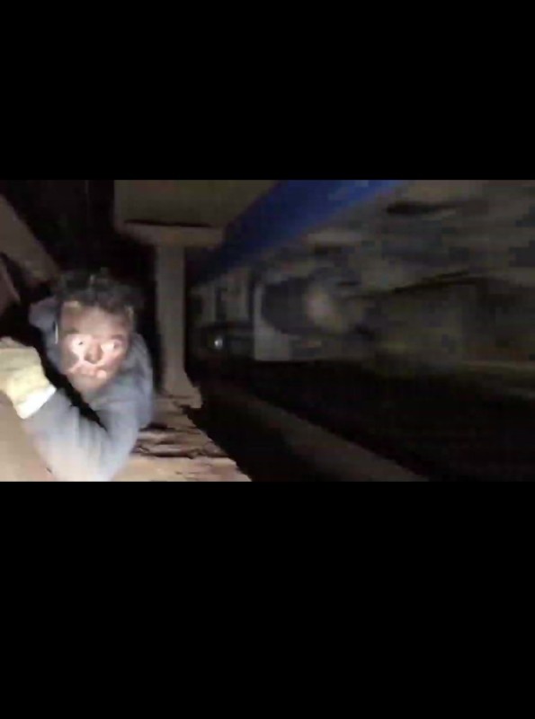 Создать мем: темнота, человек застрял в трубе, супер сус в метро