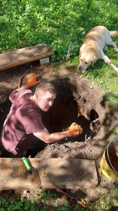 Создать мем: человек, копать картошку, копать канализацию в частном