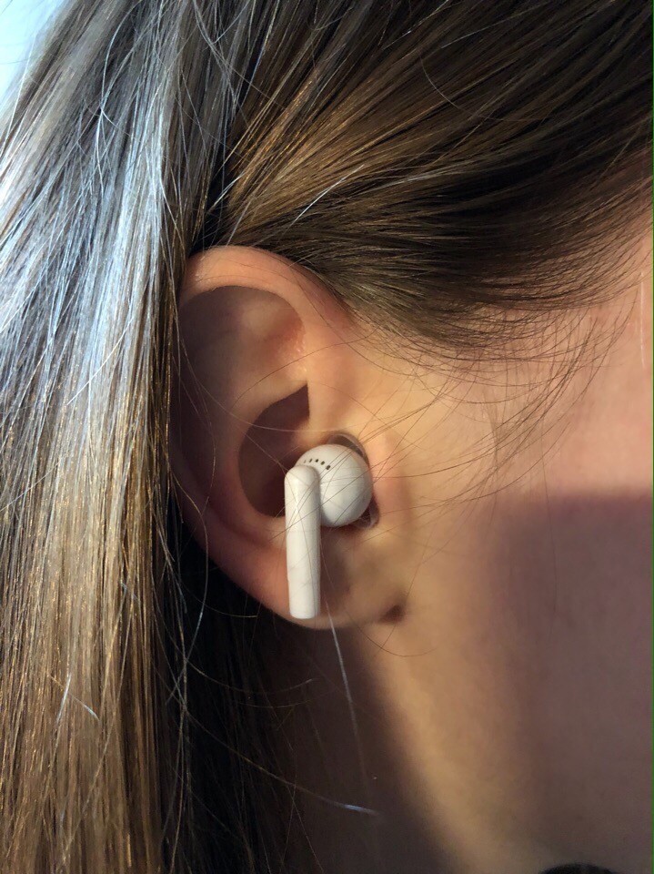 Наушники airpods в ушах