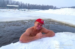 Создать мем: александров александр васильевич североуральск, купание в проруби, встречаем новый год в проруби фото