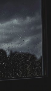 Создать мем: огоньки на окно дождь, за окном дождь, ливень за окном