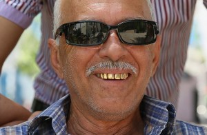 Создать мем: дед в солнечных очках, мужчина, морган фримен зубы