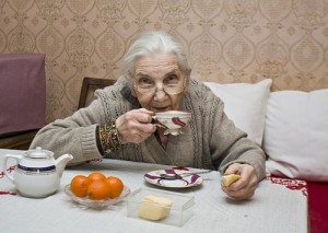Создать мем: Бабушка пьет чай