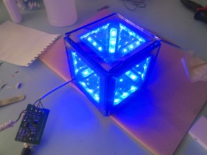 Создать мем: светящийся куб, светодиодный куб, infinity mirror cube