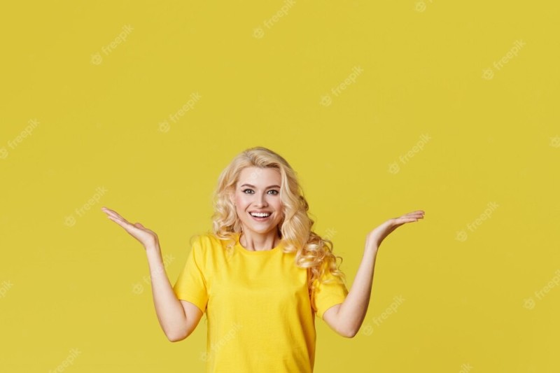 Создать мем: женщина, девушка улыбается на желтом фоне, девушка кричит на желтом фоне