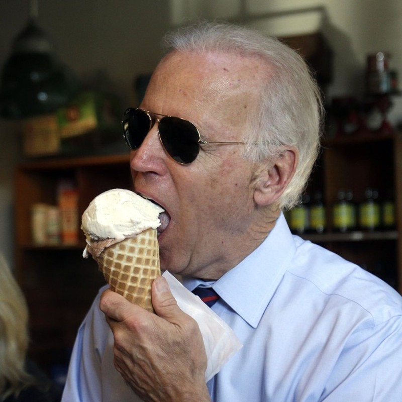 Создать мем: president joe biden, байден ест мороженое, джо байден мороженое
