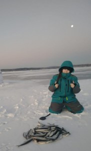 Создать мем: зимняя рыбалка на рузском водохранилище, рыбалка зимой на самоловки, рыбалка