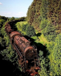 Создать мем: заброшенный поезд в сибири, станция шумково кладбище паровозов, старый поезд