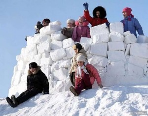 Создать мем: стройка крепости из снега, снежки в снежной крепости, ледяная крепость