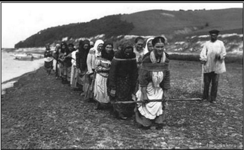Создать мем: женщины-бурлаки на волге российская империя 1902 год, женщины бурлаки, бурлаки на волге