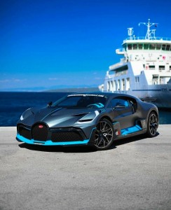 Создать мем: bugatti chiron divo, bugatti chiron sport, chiron bugatti