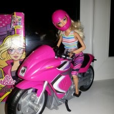 Создать мем: барби на мотороллере, куклы барби мотоциклистка, кукла барби на мотоцикле