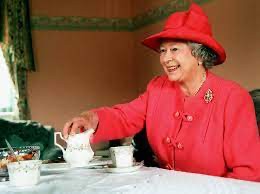 Создать мем: английская королева, список монархов британских островов, королева елизавета великобритании пьет чай