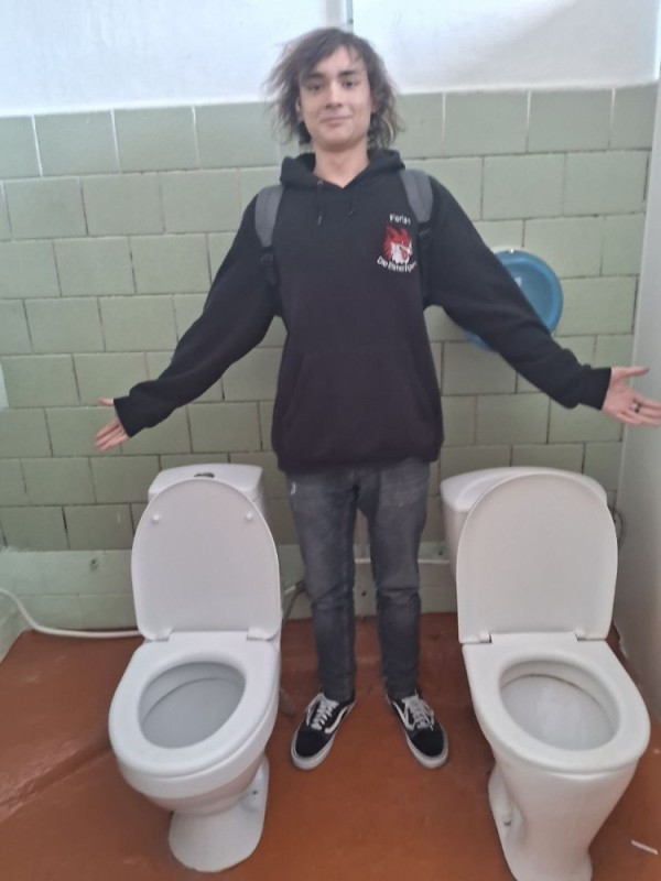 Создать мем: туалет для мальчиков, человек, туалет