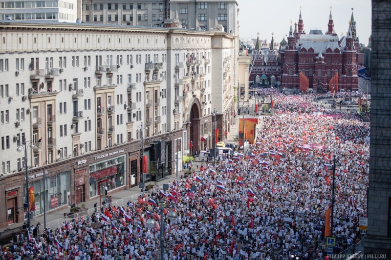 Создать мем: бессмертный полк на красной площади, бессмертный полк москва вид сверху, бессмертный полк тверская улица