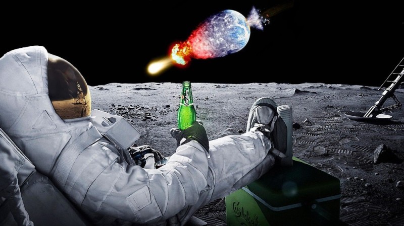 Создать мем: космонавт пьет пиво на луне, космонавт сидит на луне, луна космонавт