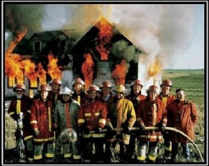 Создать мем: пожарная команда, тушат пожар, пожарный на фоне пожара