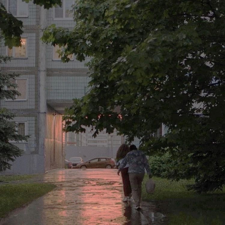 Создать мем: улица, гулять под дождем, дождливая майская москва