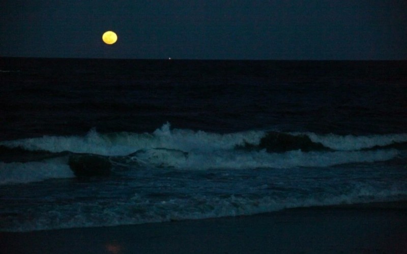 Создать мем: луна море, море ночное, берег моря ночью