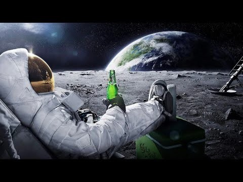 Создать мем: космонавт с пивом, космонавт в невесомости, ноги