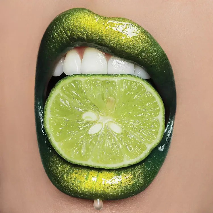 Создать мем: губы с лимоном, зеленые губы, губы с лаймом во рту