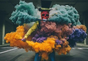 Создать мем: фото с разноцветным дымом и черепом, фото череп с дымовой шашкой, цветной дым