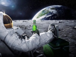 Создать мем: король артур, космонавт с бутылкой, с днем космонавтики прикольные