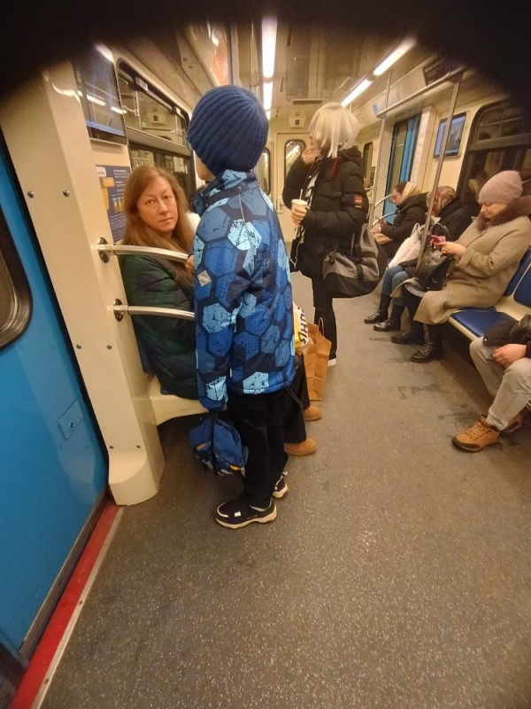 Создать мем: вагон метро, модники в метро, смешные люди в метро