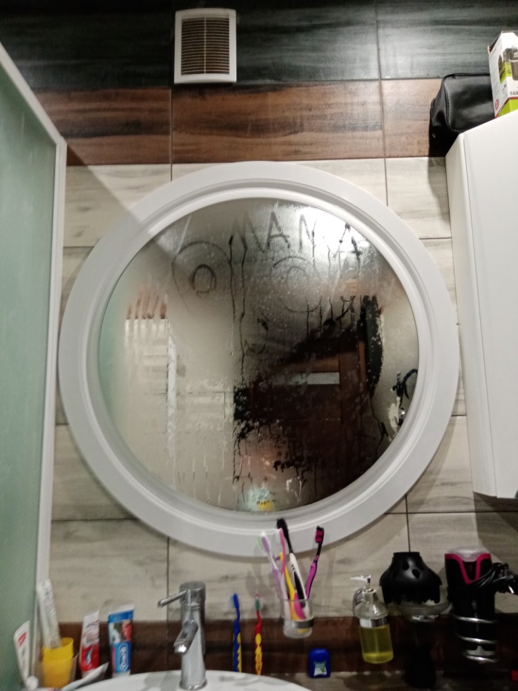 Разбить зеркало случайно дома. Разбитое зеркало в ванной. Комната с разбитым зеркалом. Разбитое круглое зеркало. Поломанное зеркало в ванной.