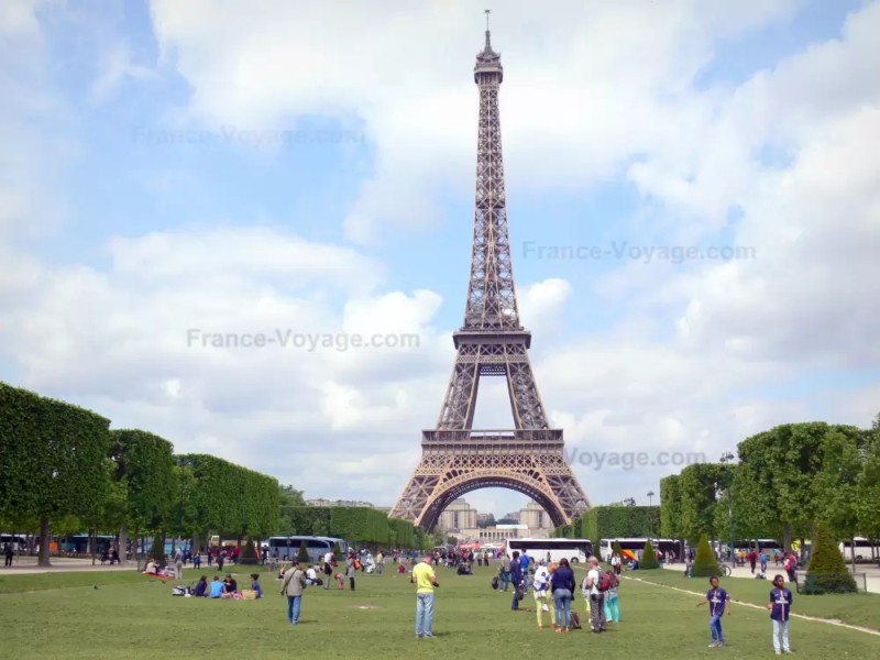 Create meme: view of the Eiffel tower, the Eiffel tower in Paris , Paris Eiffel