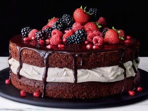 Создать мем: торт с ягодами сверху декор, торт на день рождения с ягодами, вкусные тортики