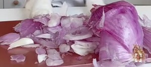 Создать мем: гордон рамзи краснокочанная капуста, red onion, шелуха красного лука