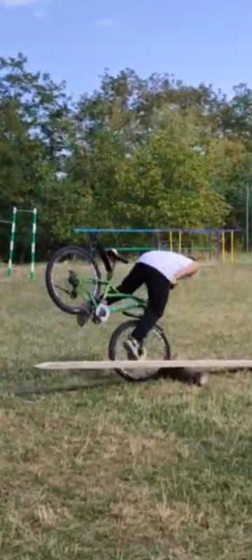 Создать мем: bmx, bmx bike, человек