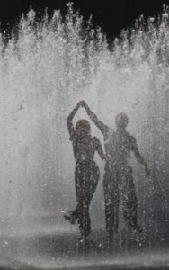 Создать мем: танцующая пара под дождем, танец под дождем, пара под дождем