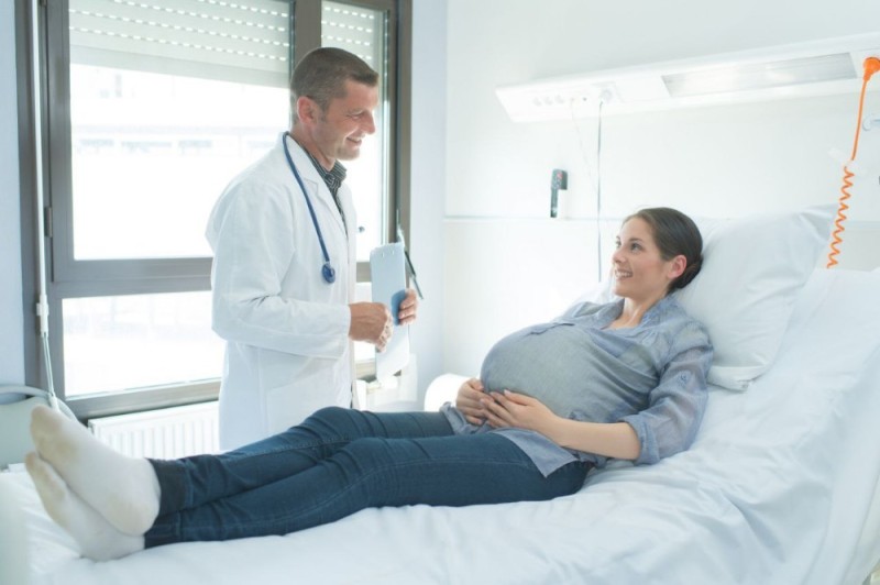 Создать мем: беременная женщина в стационаре с врачом, во время беременности, измерение ад беременной