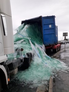 Создать мем: грузовик у моря, грузовик, грузовой автомобиль