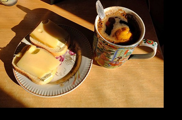 Создать мем: завтрак, чай с бутербродом с сыром, кофе и бутерброд с сыром