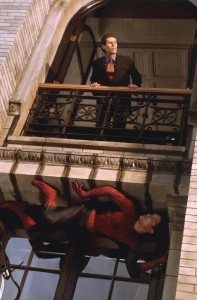 Создать мем: человек паук 2002 концовка, человек паук под балконом, человек паук 2002