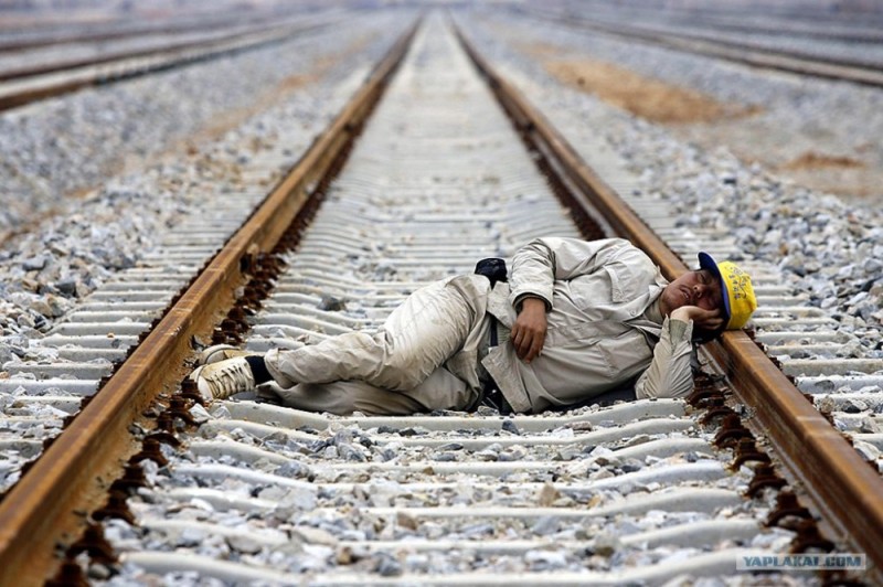 Создать мем: человек лежит на рельсах, железнодорожные пути, на рельсах