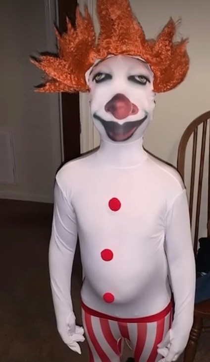 Создать мем: клоун хэллоуин, костюм на хэллоуин клоун пеннивайз, смешные костюмы на хэллоуин