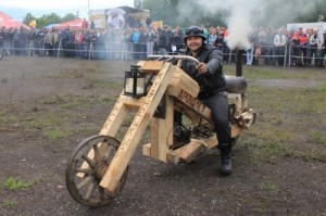 Создать мем: байк, суровые русские, деревянный мотоцикл