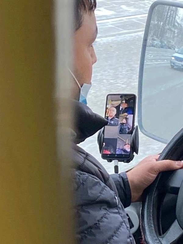 Создать мем: таксист с гаджетами, авто, грузовики с камерами вместо зеркал