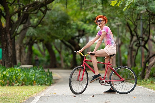 Создать мем: девушка на велосипеде на даче, велосипед в парке, фотосессия с велосипедом