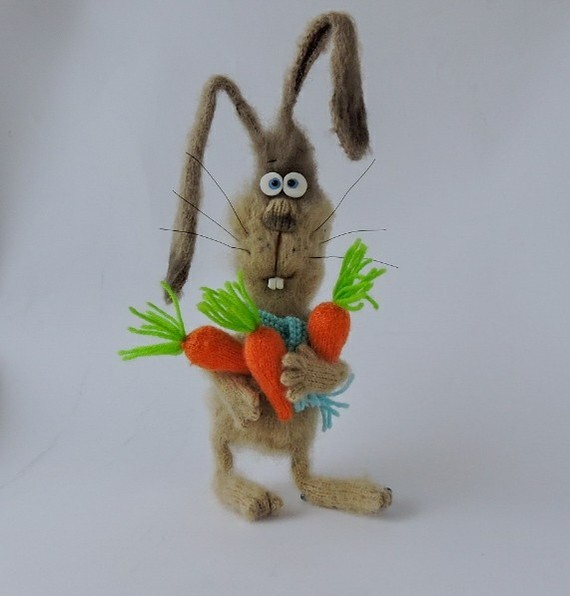Создать мем: игрушка, игрушки вязаные спицами, заяц-морковка связанный