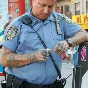 Создать мем: полицейские америки в наколках, перфекционист, форма американских полицейских
