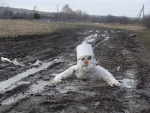 Создать мем: снеговик из грязи, снега нет но вы держитесь, снеговик