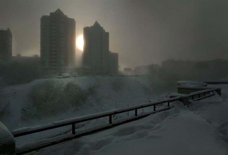 Создать мем: снег, зима в северном бутово, серый зимний город